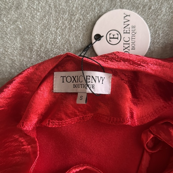 New red dress - Picture 4 of 4